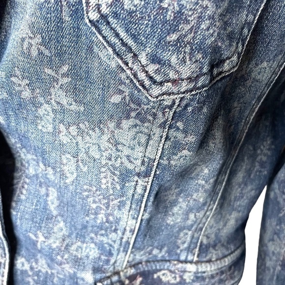 Floral Bleach Printed Denim Blazer 🤍 - Picture 6 of 13